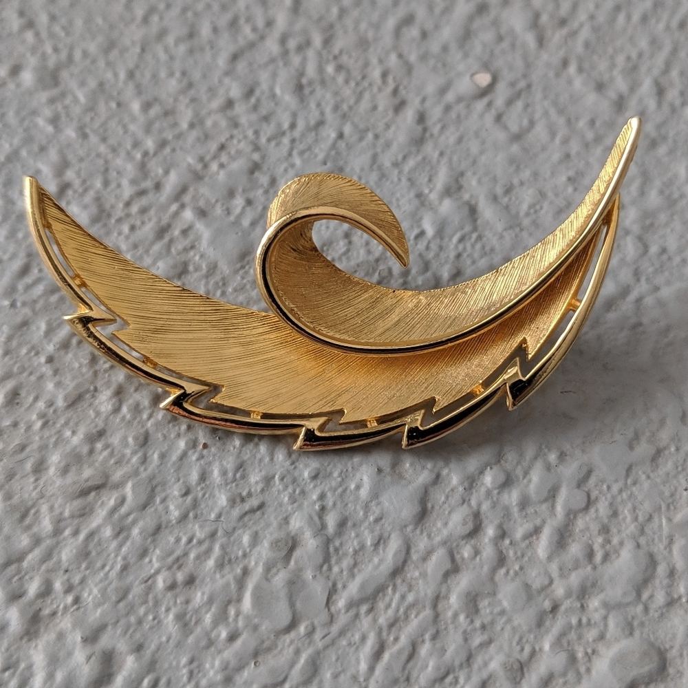 Gold toned abstract swirl textured leaf brooch